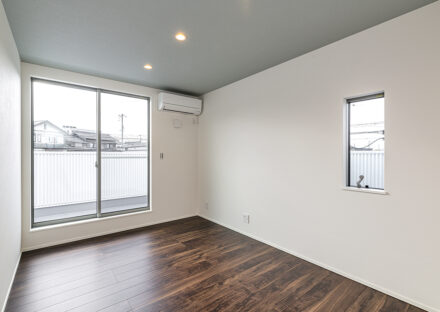 愛知県知多郡阿久比町のモダンなデザインの注文住宅のバルコニーに繋がる窓の付いた洋室