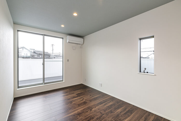 愛知県知多郡阿久比町のモダンなデザインの注文住宅のバルコニーに繋がる窓の付いた洋室