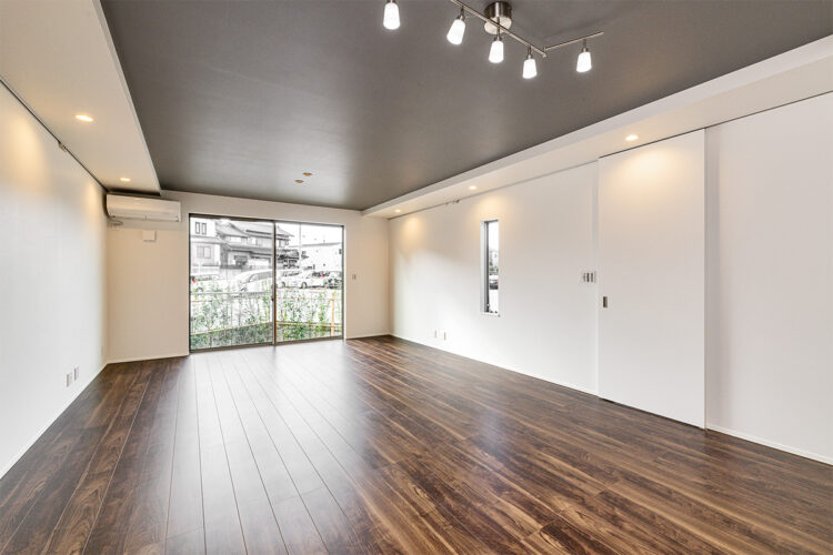 愛知県知多郡阿久比町のモダンなデザインの注文住宅の折り上げ天井のLDK