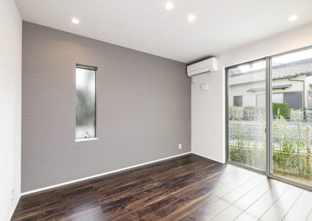 愛知県知多郡阿久比町のモダンなデザインの注文住宅の掃き出し窓の付いた明るい洋室