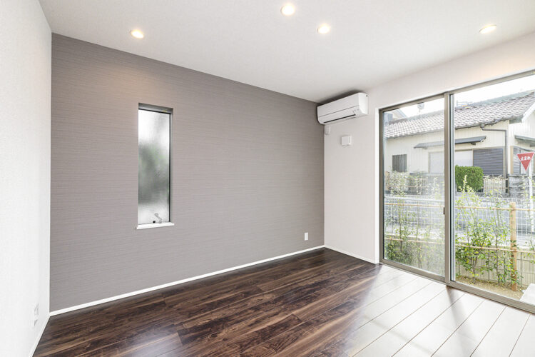 愛知県知多郡阿久比町のモダンなデザインの注文住宅の掃き出し窓の付いた明るい洋室