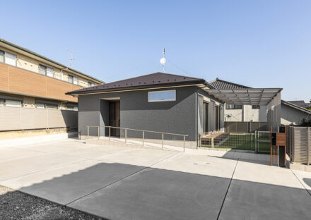 愛知県愛知郡東郷町の平屋の注文住宅の玄関までのスロープ付き広い駐車場