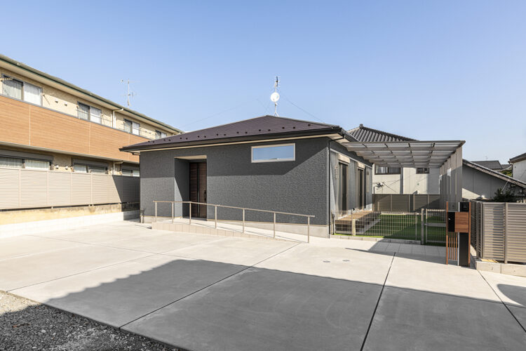 愛知県愛知郡東郷町の平屋の注文住宅の玄関までのスロープ付き広い駐車場