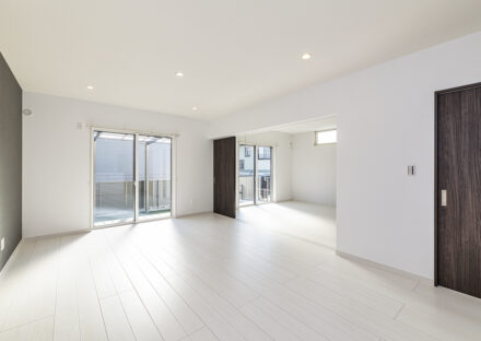 愛知県愛知郡東郷町の平屋の注文住宅のモノトーンの明るいスタイリッシュなLDK