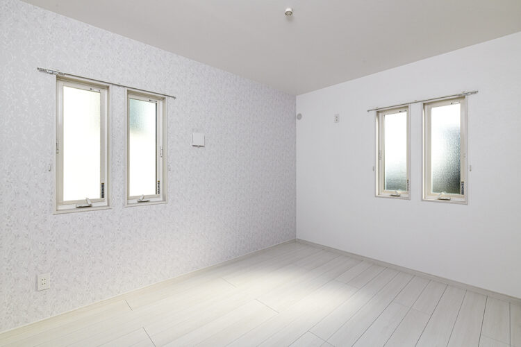愛知県愛知郡東郷町の平屋の注文住宅の窓があり明るい洋室