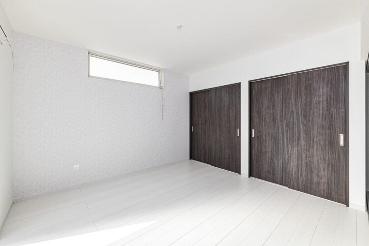 愛知県愛知郡東郷町の平屋の注文住宅のシンプルな収納の付いた洋室