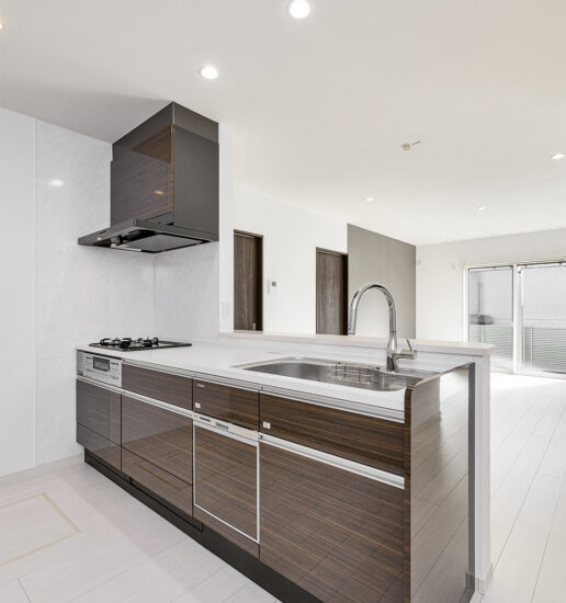 愛知県愛知郡東郷町の平屋の注文住宅の木目パネルの高級感あるオープンキッチン