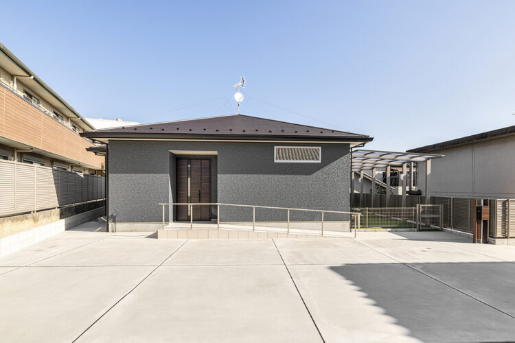 愛知県愛知郡東郷町の平屋の注文住宅のスロープの付いたシンプルな外観デザイン