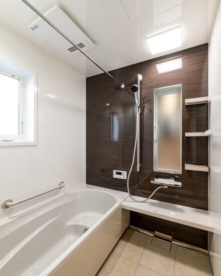 愛知県愛知郡東郷町の平屋の注文住宅のゆったりとした広さのバスルーム