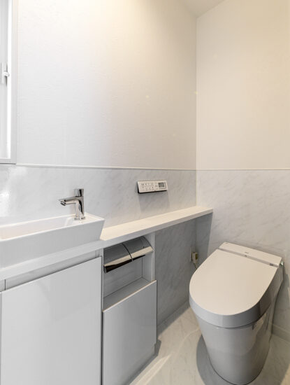 愛知県愛知郡東郷町の平屋の注文住宅のすっきりとしたデザインのタンクレストイレ