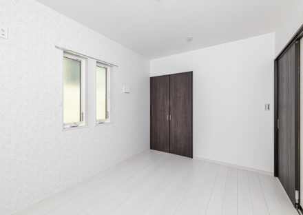 愛知県愛知郡東郷町の平屋の注文住宅の白色の壁、床にダークブラウンの建具の洋室
