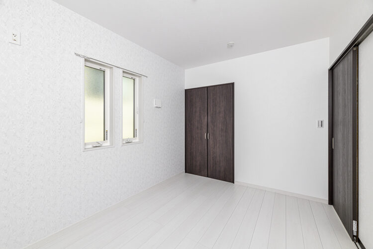 愛知県愛知郡東郷町の平屋の注文住宅の白色の壁、床にダークブラウンの建具の洋室