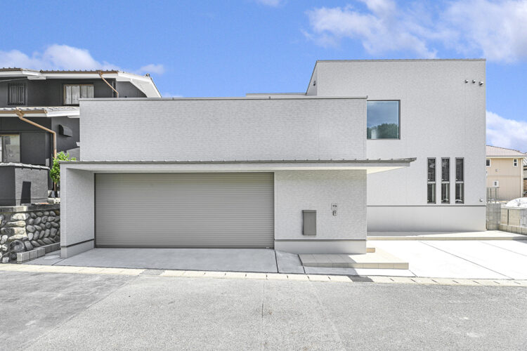 愛知県日進市の白色で統一されたシンプルな外観デザインのガレージハウスの注文住宅
