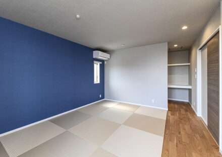 愛知県日進市のガレージハウスの畳のひかれた主寝室