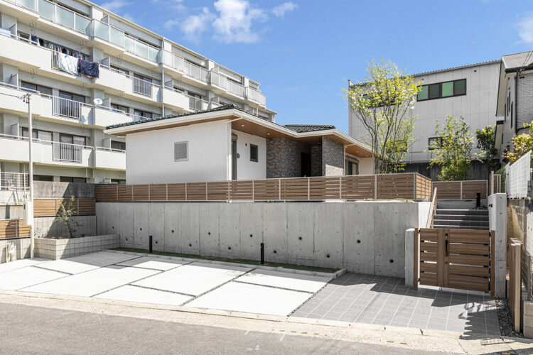名古屋市名東区の平屋の注文住宅のコンクリートと木の扉がおしゃれに配置された外観