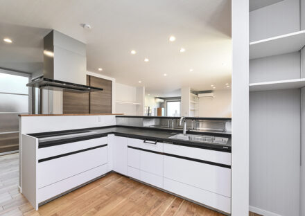 愛知県日進市のガレージハウスのスタイリッシュなデザインのオープンキッチン