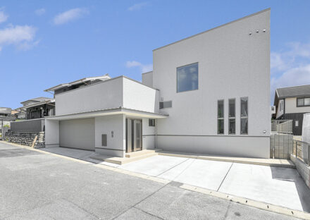 愛知県日進市のシャッター付きビルトインガレージの他にも駐車場有る注文住宅