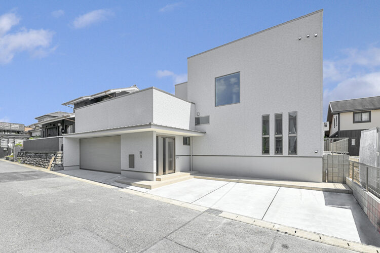 愛知県日進市のシャッター付きビルトインガレージの他にも駐車場有る注文住宅
