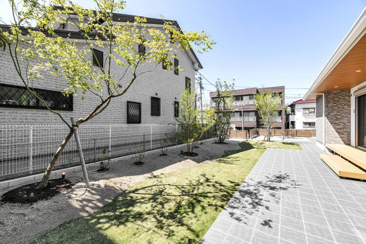 名古屋市名東区の平屋の注文住宅のタイル部分と芝生部分のあるモダンなデザインのおの