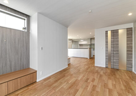 愛知県日進市のガレージハウスの収納も付いた広いLDK