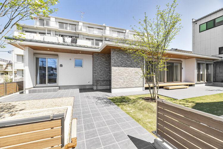 名古屋市名東区の平屋の注文住宅のお庭へも繋がる玄関アプローチ