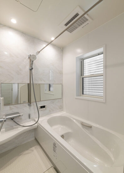 名古屋市名東区の平屋の注文住宅の横に広い鏡の付いたゆったりとした浴室