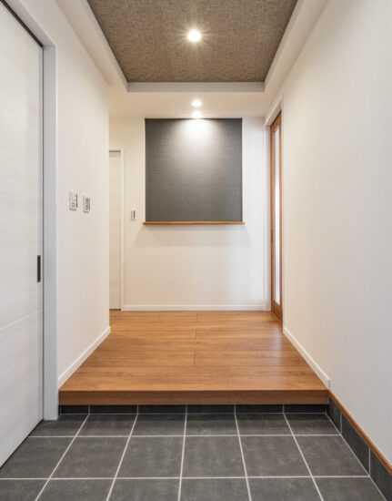 名古屋市名東区の平屋の注文住宅の木目の床と白い壁のシンプルなデザインの玄関ホール