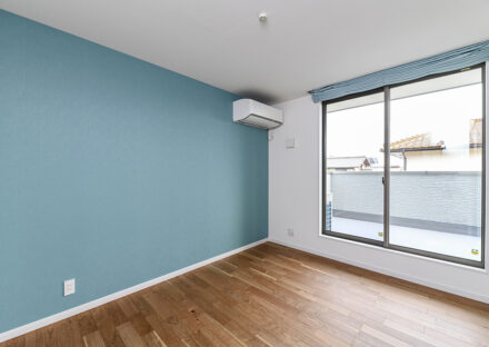 愛知県日進市のガレージハウスのバルコニーと繋がる明るい子ども部屋