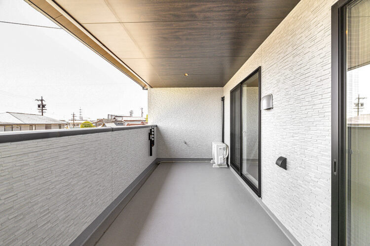 愛知県日進市の注文住宅の屋根付きの広さのあるベランダ