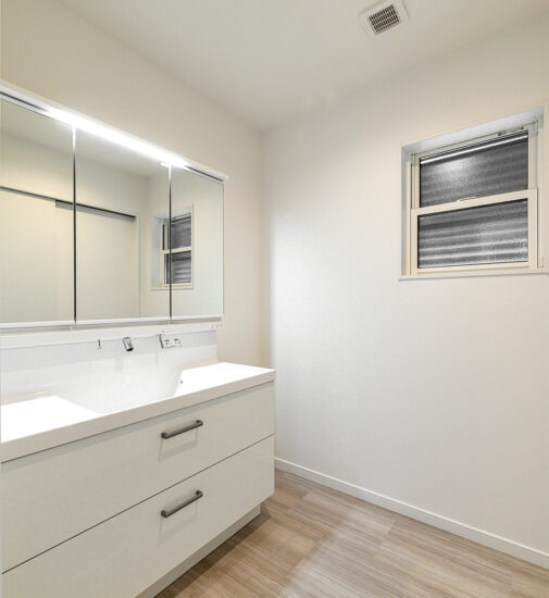 愛知県日進市の注文住宅の横幅のある洗面化粧台