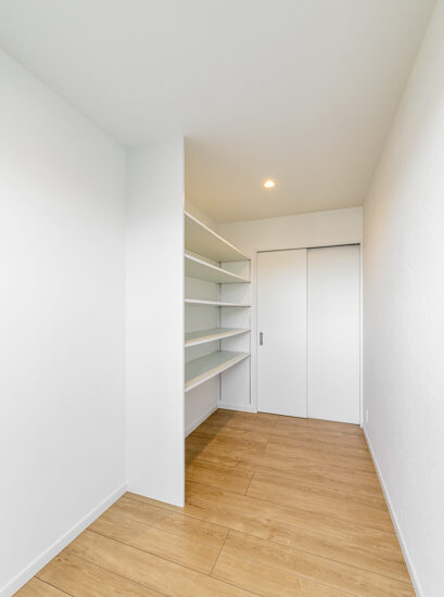 愛知県日進市の注文住宅の収納の付いたサンルーム