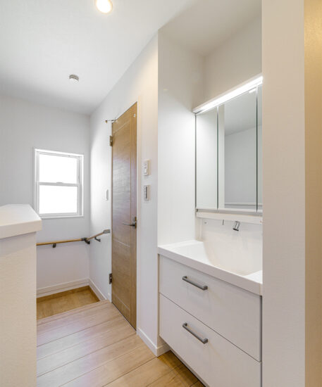 愛知県日進市の注文住宅の洗面台のついた2階ホール