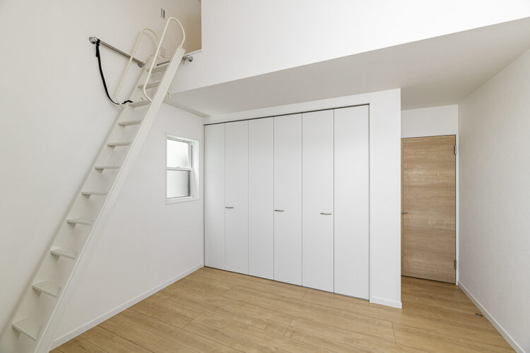 愛知県日進市の注文住宅の白色の階段の付いたロフト付きの洋室