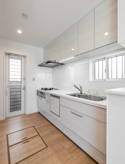 愛知県日進市の注文住宅の勝手口が横にある広々としたキッチン