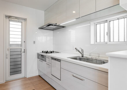 愛知県日進市の注文住宅の勝手口が横にある広々としたキッチン