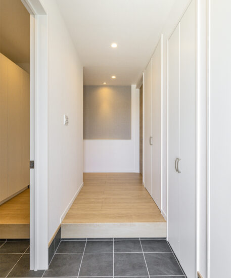 愛知県日進市の注文住宅のシンプルなデザインの玄関ホール