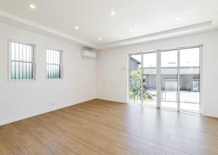 愛知県日進市の注文住宅の折り上げ天井の明るいリビングダイニング