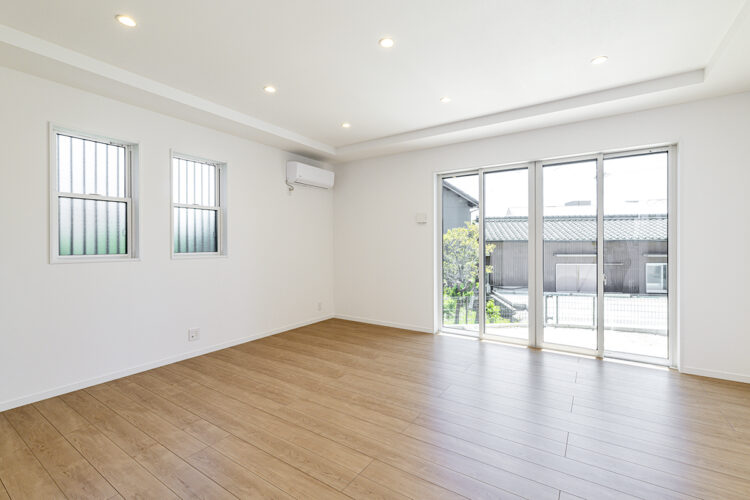 愛知県日進市の注文住宅の折り上げ天井の明るいリビングダイニング