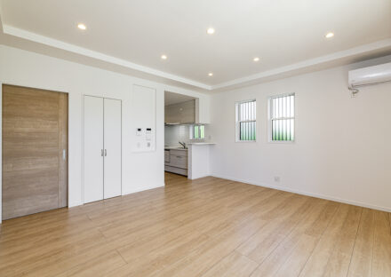 愛知県日進市の注文住宅のダイニングと繋がるキッチン