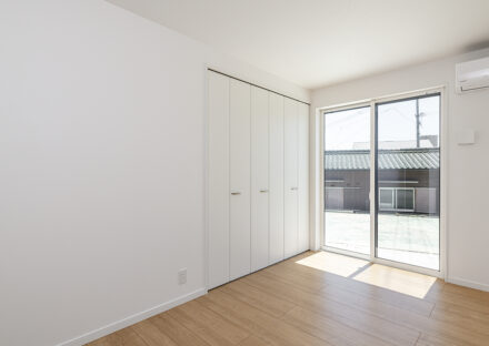 愛知県日進市の注文住宅のクローゼットの付いた1階洋室