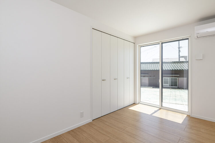 愛知県日進市の注文住宅のクローゼットの付いた1階洋室