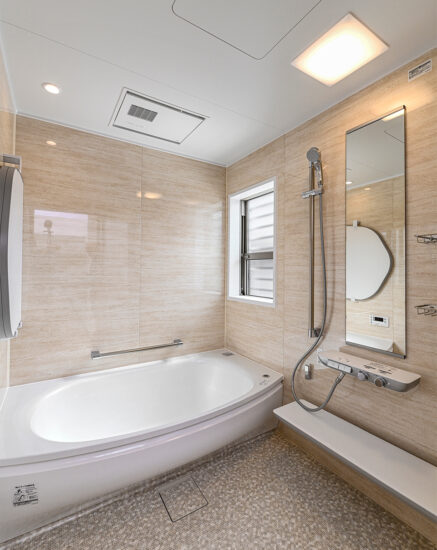 愛知県日進市のガレージハウスのゆったりとした広さの浴室