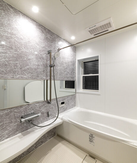 愛知県日進市の注文住宅の高級感のあるワイドミラーの付いたゆったりサイズの浴室