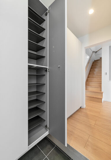 愛知県日進市の注文住宅の高さのあるシューズクローゼット