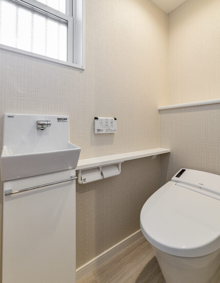 愛知県日進市の注文住宅の手洗い場のついたおしゃれなトイレ