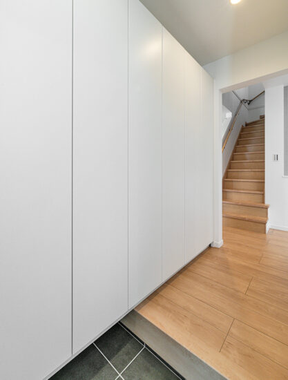 愛知県日進市の注文住宅の凹凸のないすっきりとしたデザインのシューズクローゼット