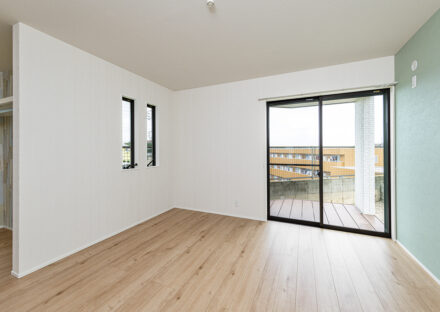 愛知県日進市の注文住宅のウッドデッキの付いた明るい洋室