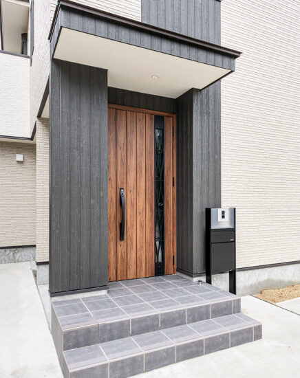 愛知県日進市の注文住宅の宅配BOX付きのおしゃれな木目の玄関