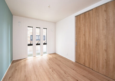 愛知県日進市の注文住宅の3つ並んだ窓がおしゃれな洋室