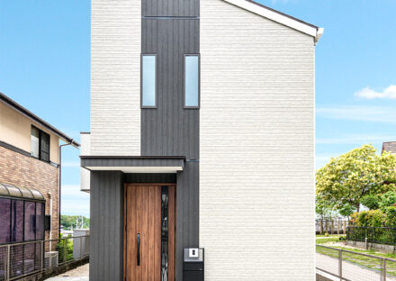 愛知県日進市の注文住宅の木目の扉がおしゃれな外観デザイン